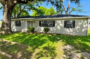 819 W Kyle Rd, Clute, TX 77531 - Photo 1