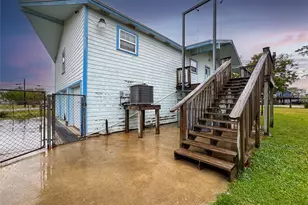 1045 12th St, Dickinson, TX 77539 - Photo 9