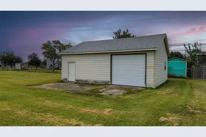 1045 12th Street, Dickinson, TX 77539 - Photo 7