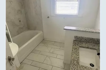 913 Fowlkes Street, Sealy, TX 77474 - Photo 9