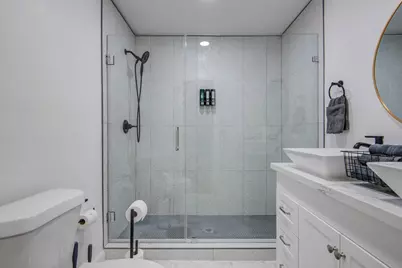 9515 Meadowglen Lane, Houston, TX 77063 - Photo 15