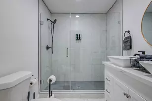 9515 Meadowglen Ln, Houston, TX 77063 - Photo 15