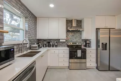 9515 Meadowglen Lane, Houston, TX 77063 - Photo 7