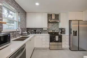 9515 Meadowglen Ln, Houston, TX 77063 - Photo 7