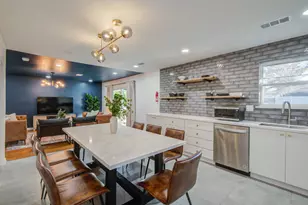 9515 Meadowglen Ln, Houston, TX 77063 - Photo 5