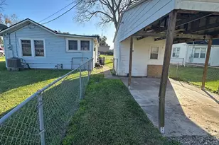 329 Lazy Ln, Wharton, TX 77488 - Photo 9