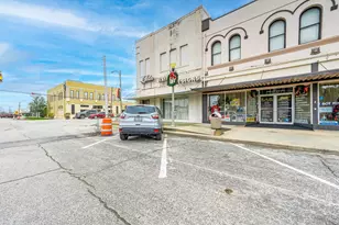 101 E Monseratte St, El Campo, TX 77437 - Photo 3