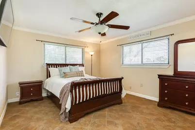 1112 W Mulberry Street, Angleton, TX 77515 - Photo 11
