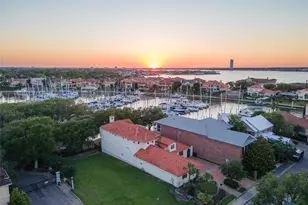 19 Mariners Ln, Kemah, TX 77565 - Photo 1