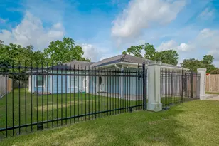 3930 Daphne St, Houston, TX 77021 - Photo 3