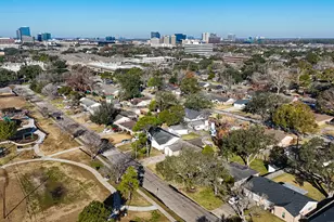 9634 Windswept Ln, Houston, TX 77063 - Photo 43