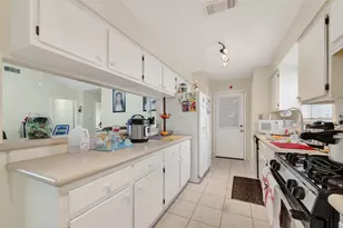 9634 Windswept Ln, Houston, TX 77063 - Photo 15