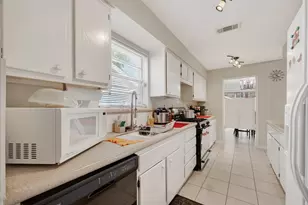 9634 Windswept Ln, Houston, TX 77063 - Photo 17