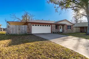 513 Catalpa, Angleton, TX 77515 - Photo 3