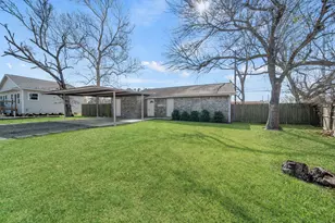 101 Lincoln Cedar Dr, Baytown, TX 77523 - Photo 3
