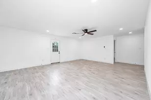 10402 Rancho Bernardo Ln, Sugar Land, TX 77498 - Photo 9
