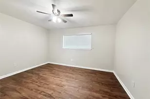 321 E Cedar St, Angleton, TX 77515 - Photo 9