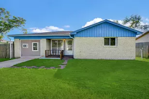 131 Lakewood Dr, Clute, TX 77531 - Photo 1