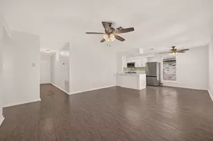 11819 S Evelyn Cir, Houston, TX 77071 - Photo 9