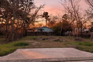 125 Bayshore Dr, La Porte, TX 77571 - Photo 1