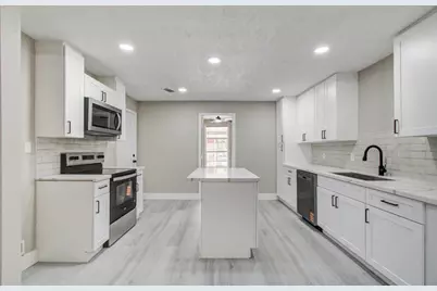 1007 San Jacinto St, Highlands, TX 77562 - Photo 1