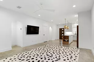 410 E 33rd St, Houston, TX 77018 - Photo 9