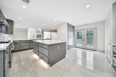 15607 Memorial Drive, Houston, TX 77079 - Photo 13