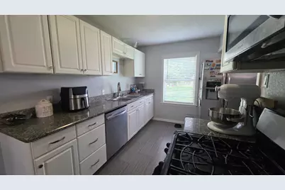 1208 Chevy Chase Drive, Angleton, TX 77515 - Photo 5