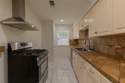 11810 Fieldcrest Drive, La Porte, TX 77571 - Photo 5