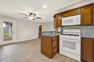 9927 Southport Dr, Houston, TX 77089 - Photo 11