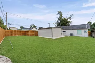 2202 Des Jardines St, Houston, TX 77023 - Photo 11
