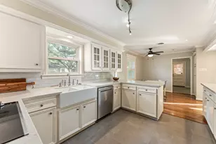 10203 Green Tree Rd, Houston, TX 77042 - Photo 5