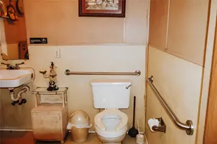 8110 Southbank St, Houston, TX 77033 - Photo 9