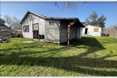 213 E Bernard Street, Clute, TX 77531 - Photo 5