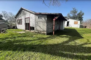 213 E Bernard St, Clute, TX 77531 - Photo 5
