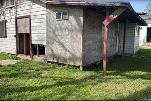 213 E Bernard St, Clute, TX 77531 - Photo 7