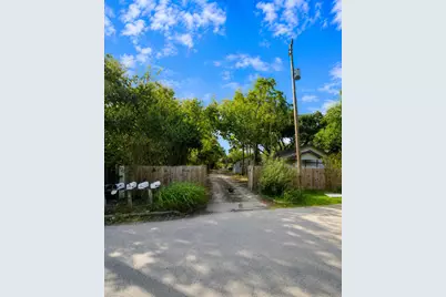 7636 Broadview Drive, Houston, TX 77061 - Photo 15