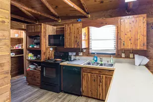 511 Commerce St, Palacios, TX 77465 - Photo 5