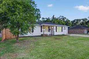 310 Nasturtium St, Lake Jackson, TX 77566 - Photo 3