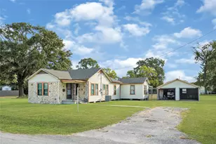 203 S 6th St, Highlands, TX 77562 - Photo 1