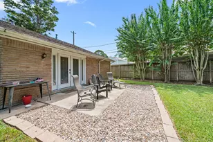 11910 Mullins Dr, Houston, TX 77035 - Photo 23