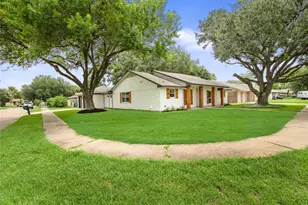 3208 Woodstone Dr, Baytown, TX 77521 - Photo 3