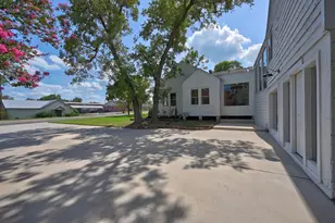 122 N Holland St, Bellville, TX 77418 - Photo 5