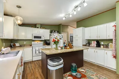 2910 Shady Creek Lane, Oyster Creek, TX 77541 - Photo 11