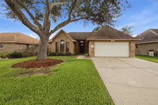 712 Manor Dr, Angleton, TX 77515 - Photo 1