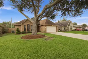 712 Manor Dr, Angleton, TX 77515 - Photo 3