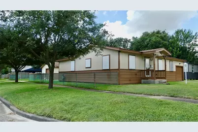 801 19th Avenue N, Texas City, TX 77590 - Photo 1