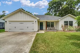 206 Southern Oaks Dr, Lake Jackson, TX 77566 - Photo 1