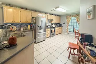 8 Rayburn Ridge, Angleton, TX 77515 - Photo 3