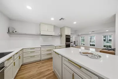 10131 Whiteside Lane, Houston, TX 77043 - Photo 11